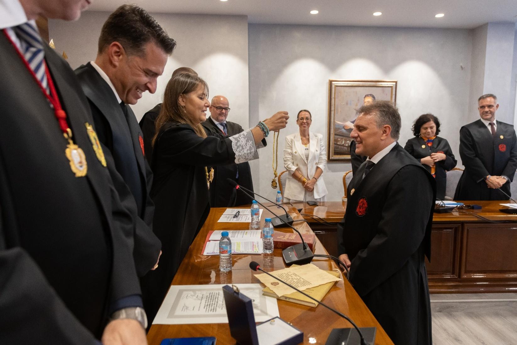Entrega de la Medalla de Honor al letrado D. Gustavo Pezzi Acosta